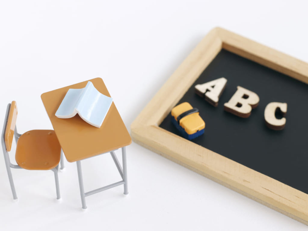 学校の机といす