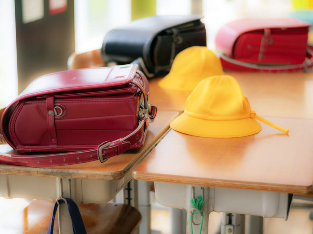 小学校の机とランドセル